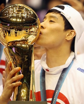 ▲ 지난달 11일 오후 서울 잠실실내체육관에서 열린 프로농구 챔피언결정전 전주 KCC와 울산 모비스 6차전에서 모비스가 통합우승을 차지했다. 모비스 주장 우지원이 우승트로피에 입을 맞추고 있다.&nbsp; ⓒ 연합뉴스