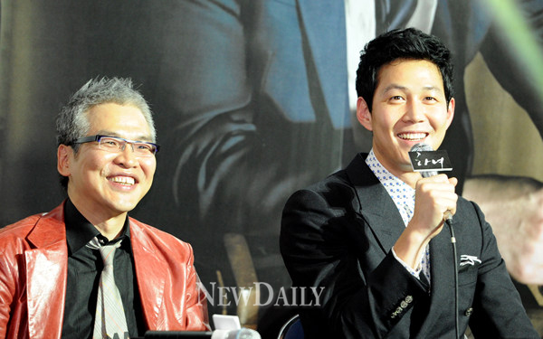 ▲ 3일 영화 '하녀' 언론시사회에 참석한&nbsp;임상수 감독(좌)과 배우 이정재(우)&nbsp;ⓒ 김상엽 기자