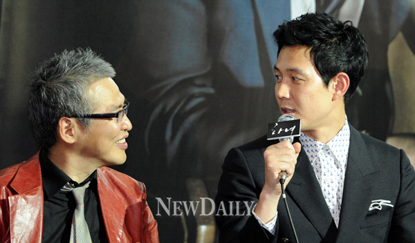 ▲ 3일 영화 '하녀' 언론시사회에 참석한&nbsp;임상수 감독(좌)과 배우 이정재(우)&nbsp;ⓒ 김상엽 기자