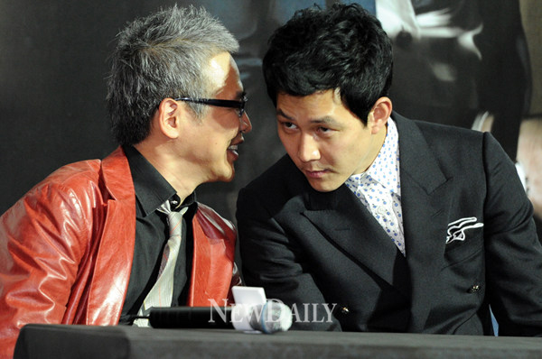 ▲ 3일 영화 '하녀' 언론시사회에 참석한&nbsp;임상수 감독(좌)과 배우 이정재(우)&nbsp;ⓒ 김상엽 기자