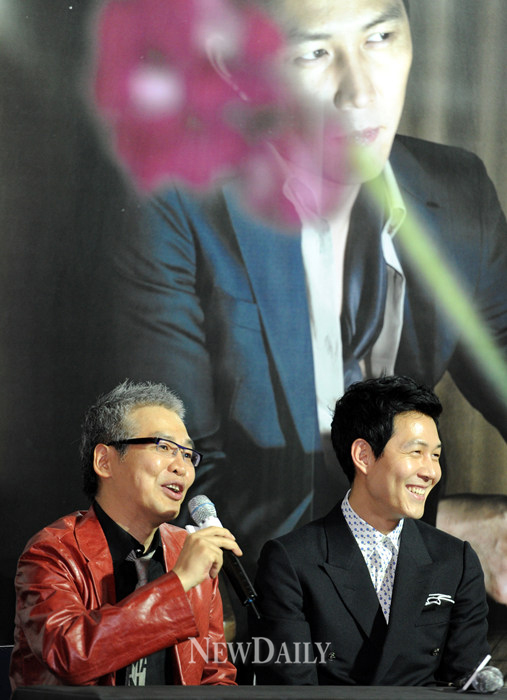 ▲ 3일 영화 '하녀' 언론시사회에 참석한&nbsp;임상수 감독(좌)과 배우 이정재(우)&nbsp;ⓒ 김상엽 기자