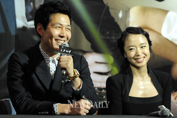 ▲ 3일 영화 '하녀' 언론시사회에 참석한 배우 이정재(좌)와 전도연(우) ⓒ 김상엽 기자