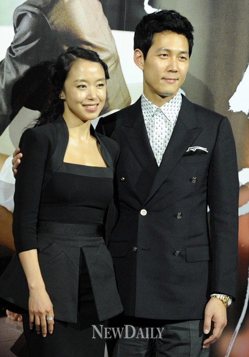 ▲ 3일 영화 '하녀' 언론시사회에 참석한 배우 이정재(우)와 전도연(좌) ⓒ 김상엽 기자