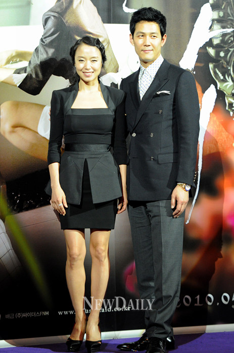 ▲ 3일 영화 '하녀' 언론시사회에 참석한 배우 이정재(우)와 전도연(좌) ⓒ 김상엽 기자