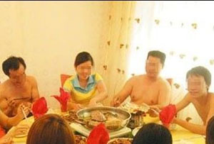 ▲ 중국의 한 식당이 속살을 드러낸 손님에게 음식값을 할인해 주는 황당한 이벤트를 벌였다. ⓒ 온바오닷컴