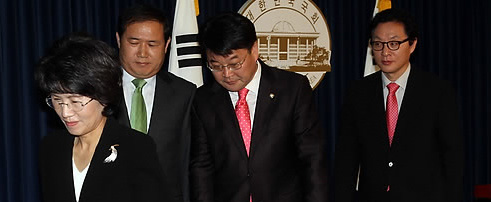 ▲ 한나라당 조전혁 의원은 전날(3일) 오전 국회 정론관에서 기자회견을 갖고 4일 자정을 기해 전교조 명단을 홈페이지에서 내리겠다는 뜻을 밝힌 뒤 회견장을 나서고 있다. 김효재 의원 등 같은 당 동료의원 10여명은 조 의원의 이날 결정과는 별개로 명단을 계속 홈페이지에 공개한다고 밝혔다 ⓒ 연합뉴스