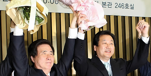 ▲ 4일 오전 국회에서 열린 한나라당 의원총회에서 김무성 원내대표와 고흥길 정책위의장이 손을 잡고 당원들에게 인사하고 있다. ⓒ연합뉴스