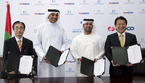 ▲ 3일 한전은 아부다비현지에서 UAE학생을 대상으로 수도공고에서 하계실습훈련 실시를 위한 협약서에 서명했다.(왼쪽부터 강희태 수도공고 교장, 샴시 IAT 사무총장, 하마디 ENEC 사장, 변준연 부사장) ⓒ 뉴데일리