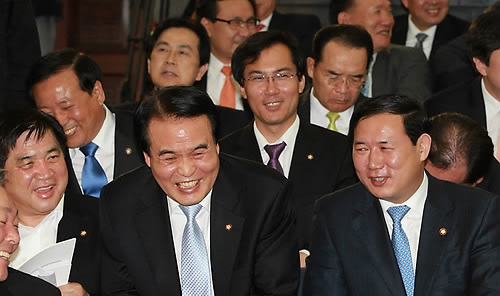 ▲ 4일 오전 국회 246호에서 열린 한나라당 원내대표-정책위의장 선출 의원총회에서 고흥길 신임 정책위의장의 인사말 도중 동료 의원들이 웃음을 터뜨리고 있다. ⓒ연합뉴스