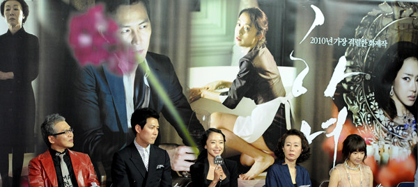 ▲ 영화 '하녀' 언론시사회 현장(왼쪽부터 임상수 감독, 배우 이정재, 전도연, 윤여정, 서우) ⓒ 김상엽 기자 