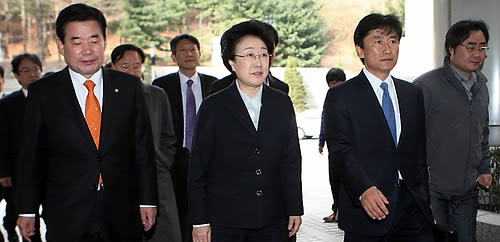 ▲ 한명숙 전 총리가 지난 3월 24일 오전 속행공판에 출두하기 위해 서초구 서울중앙지법에 들어서고 있는 모습&nbsp;ⓒ 연합뉴스