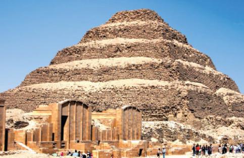 ▲ 계단 피라미드와 세드 신전(사카라). <필자 이태원 찍음>