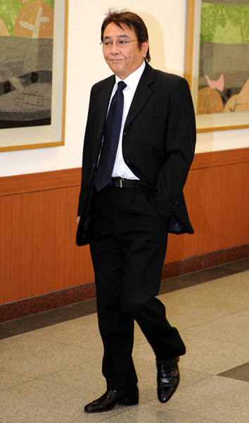 ▲ 방송인 허참이 서울아산병원 장례식장에 마련된 고 백설희의 빈소를 방문하고 있다. ⓒ&nbsp;김상엽 기자&nbsp;