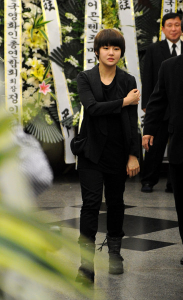 ▲ 서울아산병원 장례식장에 마련된 할머니 백설희의 빈소를 찾은 전보람. ⓒ&nbsp;김상엽 기자&nbsp;