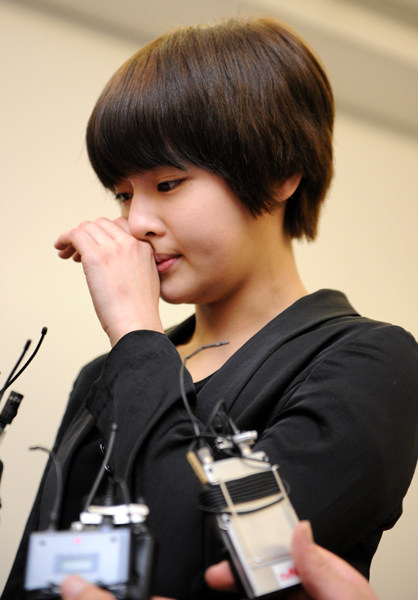 ▲ 서울아산병원 장례식장에 마련된 할머니 백설희의 빈소를 찾은 전보람. 취재진과 인터뷰를 하던 중 눈시울을 붉히고 있다. &nbsp;ⓒ&nbsp;김상엽 기자