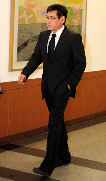 ▲ 조형기가 5일 서울아산병원에 마련된 고 백설희의 빈소를 방문하고 있다. ⓒ&nbsp;김상엽 기자&nbsp;