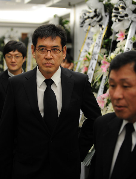 ▲ 조형기가 5일 서울아산병원에 마련된 고 백설희의 빈소를 방문하고 있다. ⓒ&nbsp;김상엽 기자&nbsp;