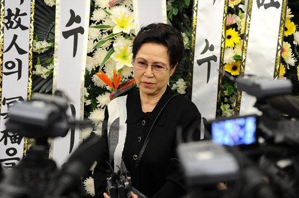 ▲ 故 현인의 미망인 김미정씨가 빈소를 방문, 취재진과 이야기를 나누고 있다.&nbsp; ⓒ 김상엽 기자&nbsp;