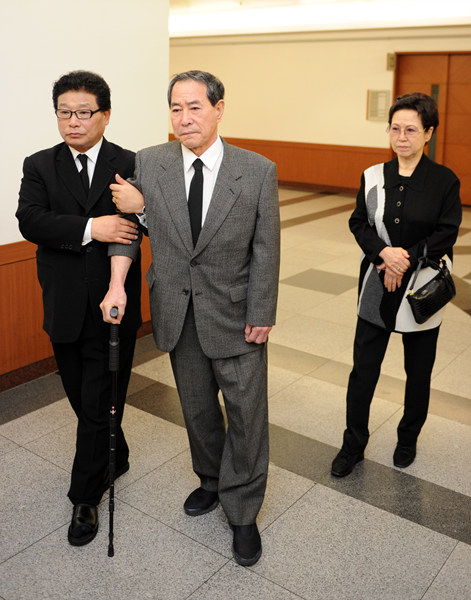 ▲ 원로가수 오기택이 빈소를 방문한 모습.&nbsp; ⓒ 김상엽 기자