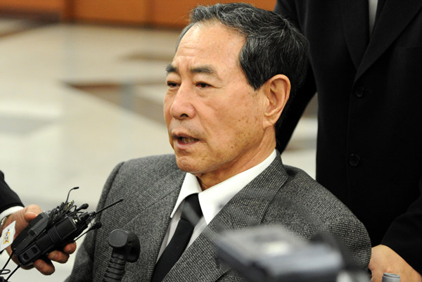 ▲ 원로가수 오기택이 장례식장 앞에서 취재진과 이야기를 나누고 있다.&nbsp; ⓒ 김상엽 기자