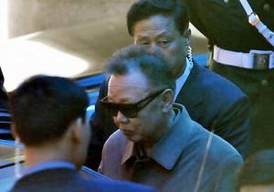 ▲ 3일 오후 다롄 시내 호텔 앞에서 차량에 오르는 김정일 ⓒ 연합뉴스