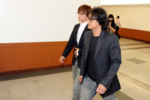 ▲ 가수 박승화가 빈소가 차려진 서울 풍납동 서울아산병원 장례식장에 들어서고 있다.&nbsp; ⓒ 김상엽 기자&nbsp;