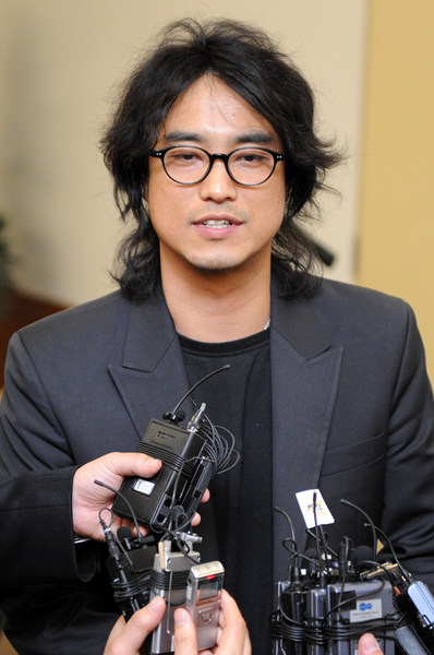 ▲ 가수 박승화가 빈소 앞에서 취재진과 인터뷰를 하고 있다.&nbsp; ⓒ 김상엽 기자