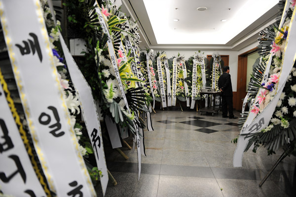 ▲ 서울아산병원에 마련된 장례식장 앞에 다수의 근조화환이 놓여 있는 모습. &nbsp;ⓒ&nbsp;김상엽 기자&nbsp;