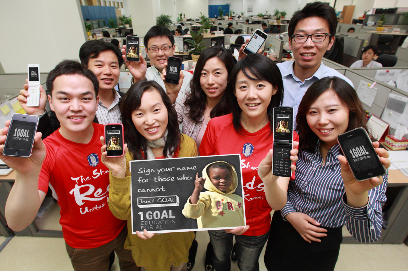 ▲ KT 직원들이 1Goal 캠페인 지지를 위한 모바일 서명운동 홍보에 나서고 있다. ⓒ 뉴데일리