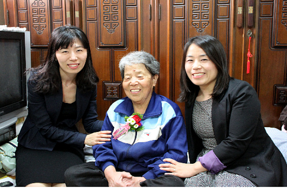 ▲ 다산콜센터 상담원들이 어버이날을 맞아 어르신께 카네이션을 달아드렸다. ⓒ 뉴데일리