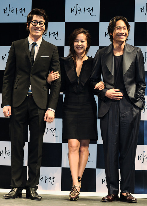 ▲ 영화 '방자전' 제작보고에 참석한 배우들이 포즈를 취하고 있다(왼쪽부터 김주혁, 조여정, 류승범)&nbsp;ⓒ&nbsp;김상엽 기자&nbsp;