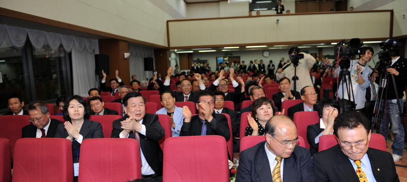 ▲ 이원희 후보로 단일화가 확정되자 희비가 엇갈린 지지자들 ⓒ 박지현 기자 