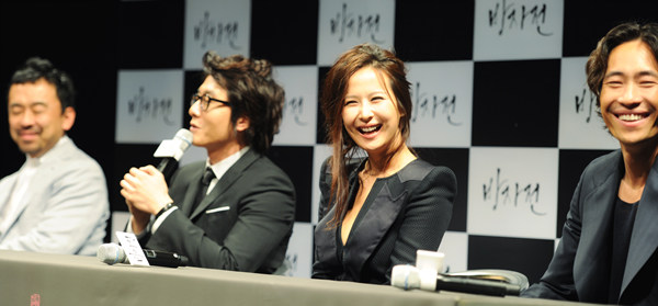 ▲ 영화 '방자전' 제작보고회 현장(왼쪽부터 김대우 감독, 김주혁, 조여정, 류승범)&nbsp;ⓒ&nbsp;김상엽 기자&nbsp;