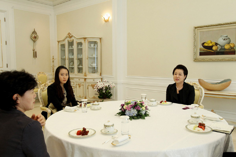 ▲ 이명박 대통령 부인 김윤옥 여사는 7일 오후 천안함 실종자 구조과정에서 순국한 고 한주호 준위의 부인 김말순(56)씨와 딸 한슬기(21)양을 청와대로 초청해 다과를 함께 하며 위로했다. ⓒ 뉴데일리 <=청와대 제공>