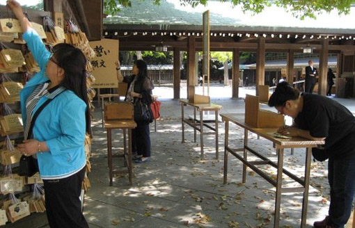 ▲ 신사를 찾아 소원을 비는 일본인들 ⓒ 자료사진