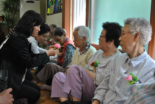 ▲ 7일 은평구 영낙복지원에서 어버이날을 맞아 카네이션을 달아주는 손길이 분주하다.ⓒ 뉴데일리