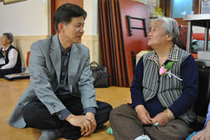 ▲ 할머니의 말동무가&nbsp;돼 드리고 있다.&nbsp;ⓒ 뉴데일리