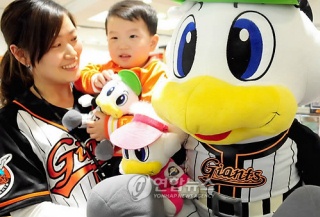 ▲ 부산지역 롯데백화점 4개점이 프로야구 롯데가 홈경기에서 이기면 일부 제품을 파격적인 할인가격에 제공하는 이벤트를 진행하고 있다. 사진은 롯데백화점 부산본점의 롯데자이언츠숍.  ⓒ 연합뉴스 