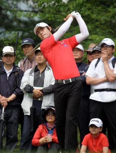 ▲ 남서울CC에서 2010매경오픈 챔피언에 오른 김대현의 장쾌한&nbsp;티셧.&nbsp;ⓒ 연합뉴스