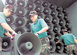 ▲ 휴전선 일대에 설치돼 있던 대형 확성기들. ⓒ 자료사진