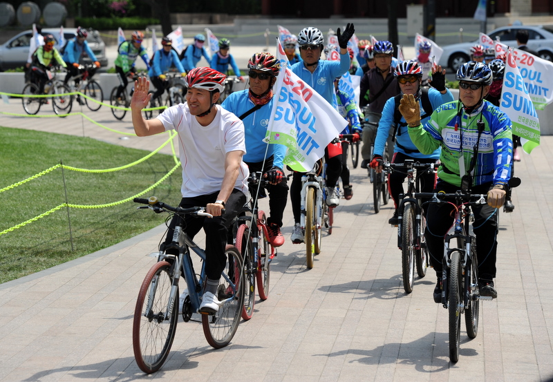 ▲ 자전거 행진의 선두에 선 오세훈 서울시장 후보&nbsp;ⓒ 박지현 기자