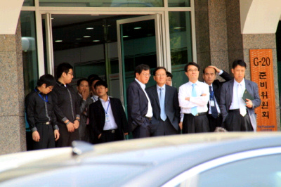 ▲ 갑작스레 들이닥친 자전거봉사단에&nbsp;당황한 G20준비위 직원들 ⓒ&nbsp;그린투데이