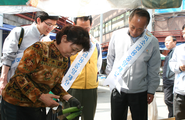 ▲ 미소금융재단 김승유 이사장이 공릉동 도깨비 시장&nbsp;노점 상인들과 이야기를 나누고 있다&nbsp;ⓒ 뉴데일리