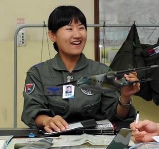 ▲ 여성 최초 수송기 교관조종사가 된 장세진 대위ⓒ&nbsp;연합뉴스&nbsp;