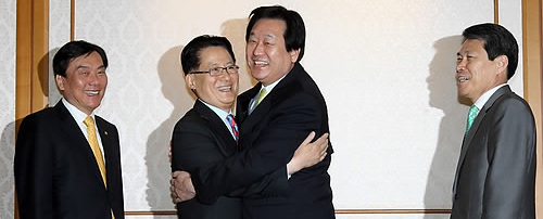 ▲ 한나라당 김무성 신임 원내대표와 민주당 박지원 신임 원내대표가 11일 오전 국회 귀빈식당에서 양당 원내대표 상견례를 갖기에 앞서 포옹을 하고 있다. 왼쪽부터 민주당 박기춘 원내수석부대표, 박지원 원내대표, 한나라당 김무성 원내대표, 이군현 원내수석부대표 ⓒ 연합뉴스