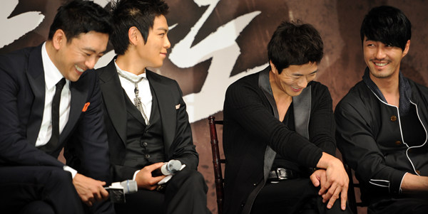 ▲ 영화 '포화속으로' 제작보고회 현장(왼쪽부터 김승우, T.O.P, 권상우, 차승원) ⓒ 김상엽 기자