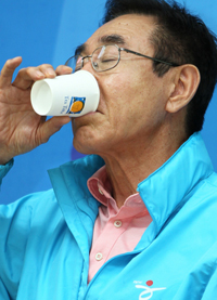 ▲ 한나라당 현명관 제주지사 후보가 10일 오후 자신의 선거사무실에서 기자회견을 갖고 공직선거법 위반 혐의로 구속된 동생의 일과 관련해 사과한 뒤 물을 마시고 있다 ⓒ연합뉴스