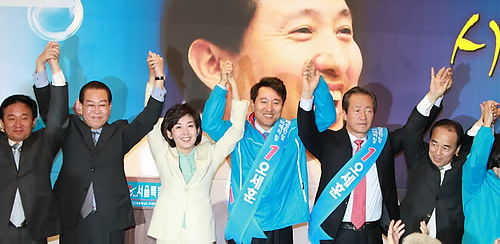 ▲ 11일 오전 프레스센터에서 열린 한나라당 오세훈 서울시장 후보 선거사무소 개소식에서 정몽준 대표와 오세훈 후보를 비롯한 참석자들손을 잡고 포즈를 취하고 있다 ⓒ연합뉴스