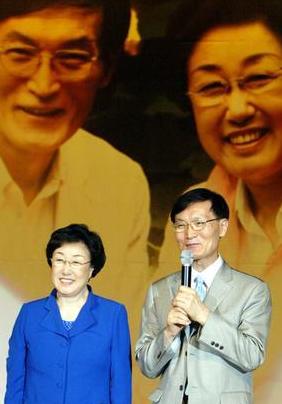 ▲ 한명숙 전 총리가 광주 김대중컨벤션센터에서 열린 옥중 서한집 `사랑은 두려워하지 않습니다' 출간 기념 광주.전남 독자와의 대화에서 남편 박성준 성공회대 교수의 이야기를 들으며 밝은 표정을 짓고 있다. (2008.8.24. 연합뉴스)