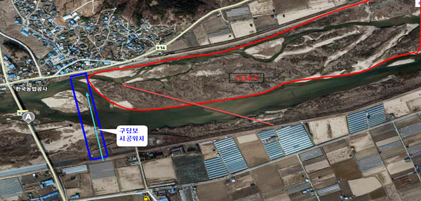 ▲ 파란 구역이 보 건설 현장, 빨간 구역이 습지. 파란화살표방향은 한겨레에 실린 두번째 사진을 찍은 각도로 추정되고 빨간화살표 방향은 한겨레에 실린 작년사진과 12일 현장에서 찍은 현재사진촬영 각도이다. ⓒ 뉴데일리